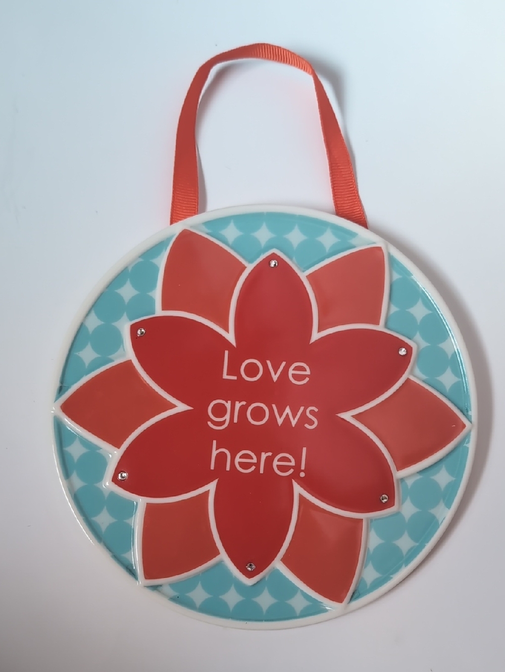 Wall Hanging Sign "Love grows here" - Red & Teal